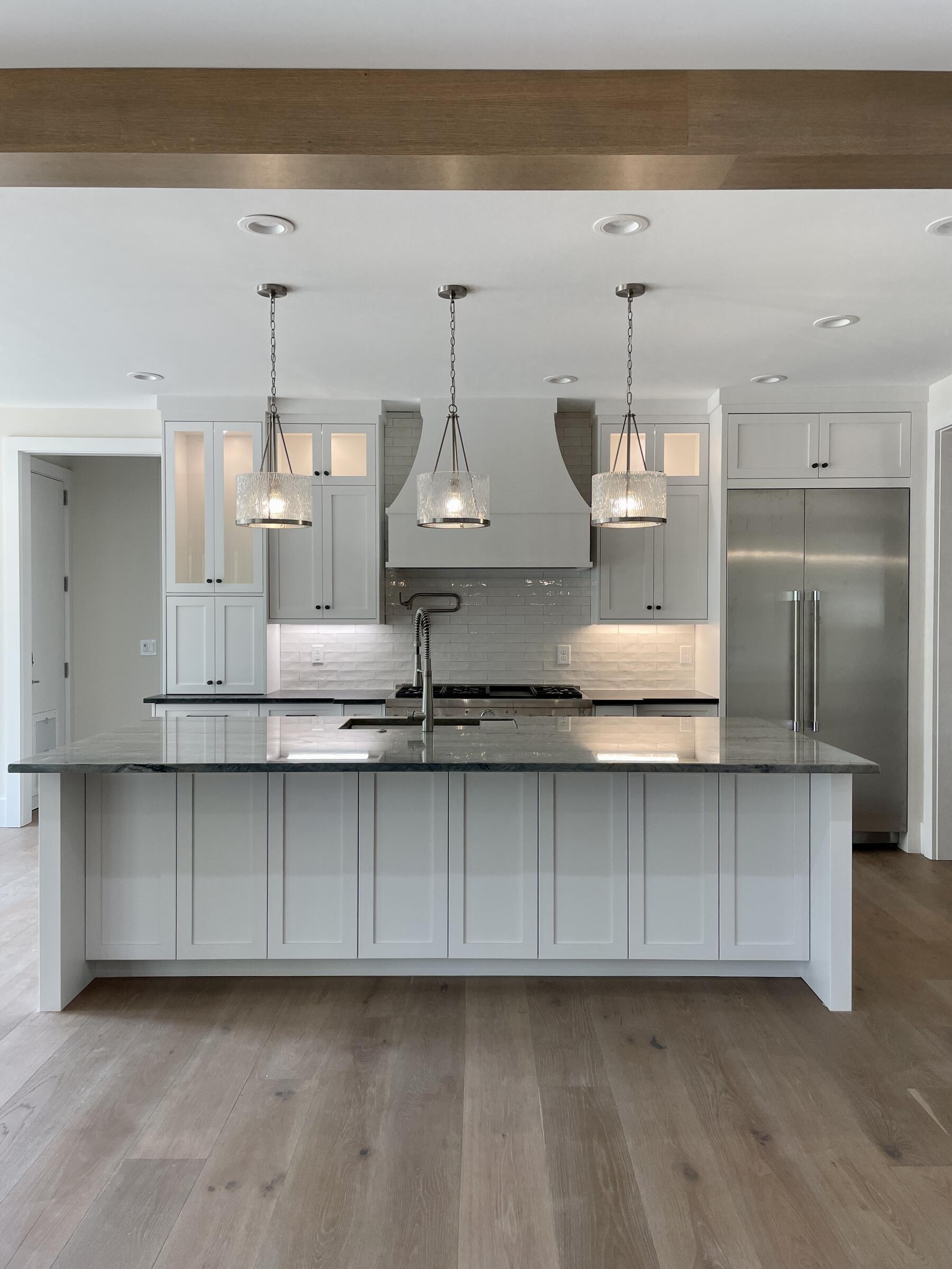 white-kitchen-cabinets-with-pendant-lighting-over-island